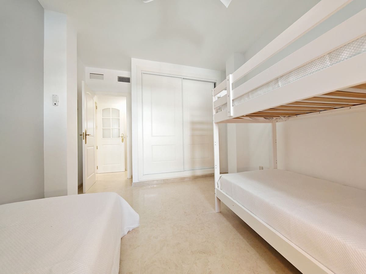 2 makuuhuone Huoneisto vuokrattavana paikassa Elviria mukana uima-altaan 
autotalli - 1 900 € (Ref: 9252388)