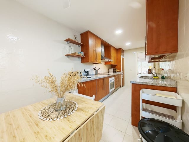 2 bedroom Apartment for rent in Elviria, Marbella with pool garage - € 1,900 (Ref: 9252388)