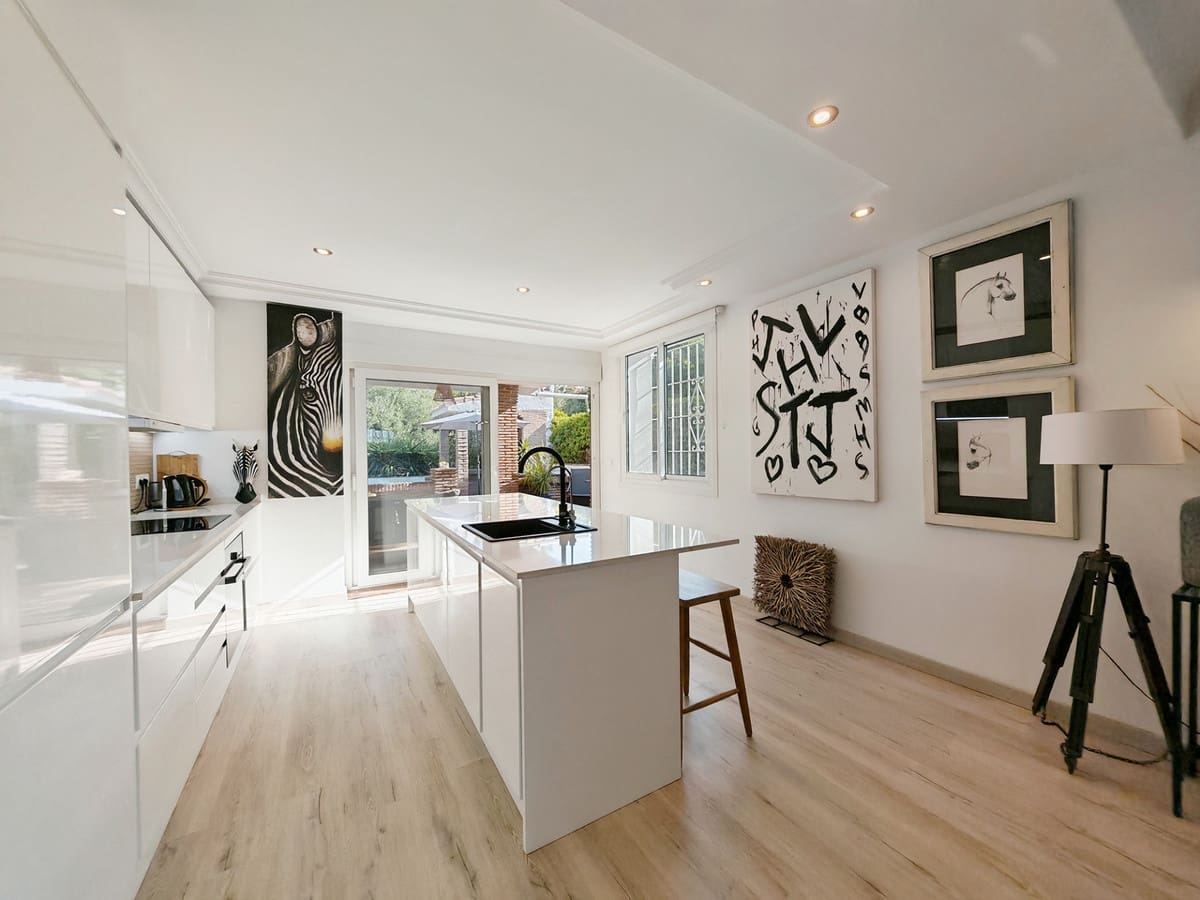 3 slaapkamer Villa te koop in Las Chapas met zwembad - € 795.000 (Ref: 9301259)