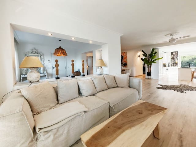 3 bedroom Villa for sale in Las Chapas, Marbella with pool - € 895,000 (Ref: 9301259)