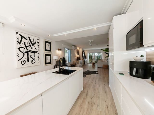 3 bedroom Villa for sale in Las Chapas, Marbella with pool - € 895,000 (Ref: 9301259)