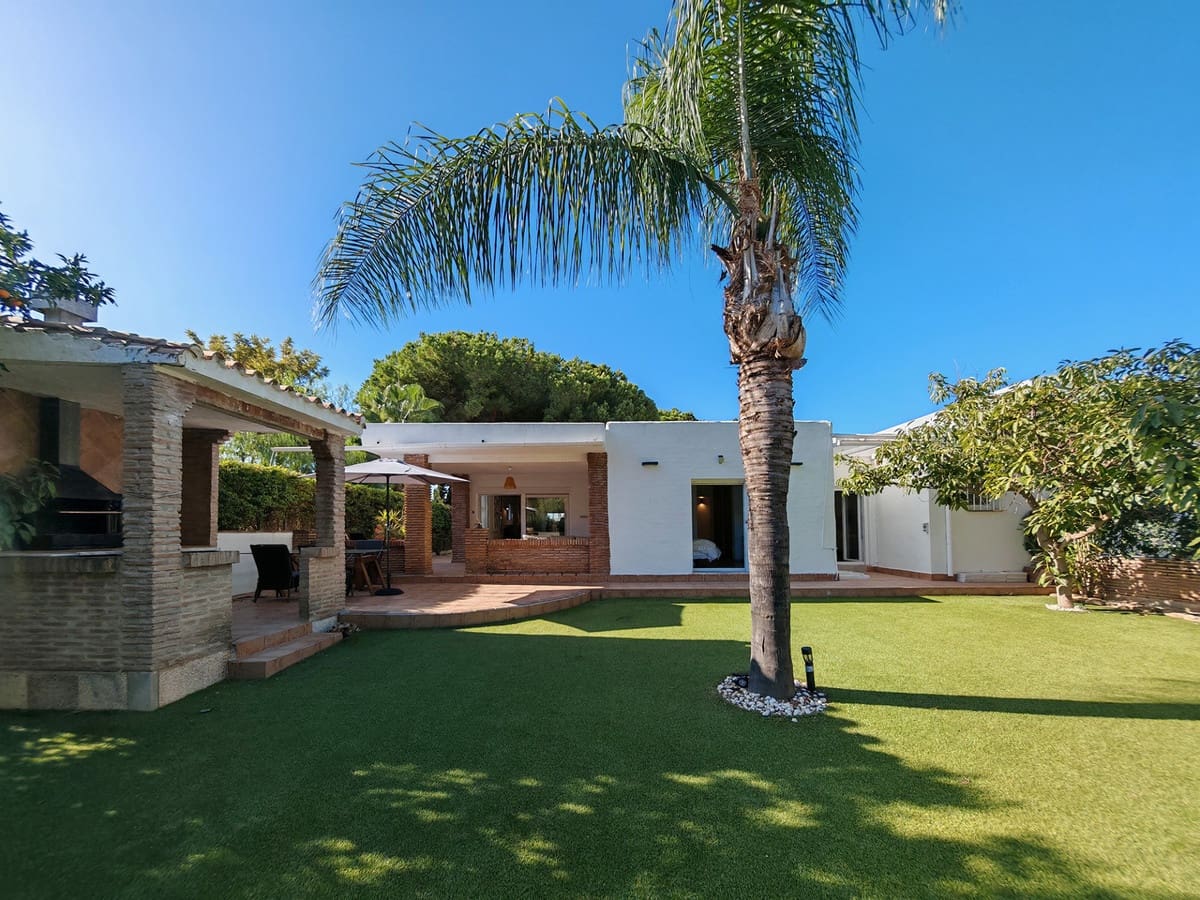 3 slaapkamer Villa te koop in Las Chapas met zwembad - € 795.000 (Ref: 9301259)