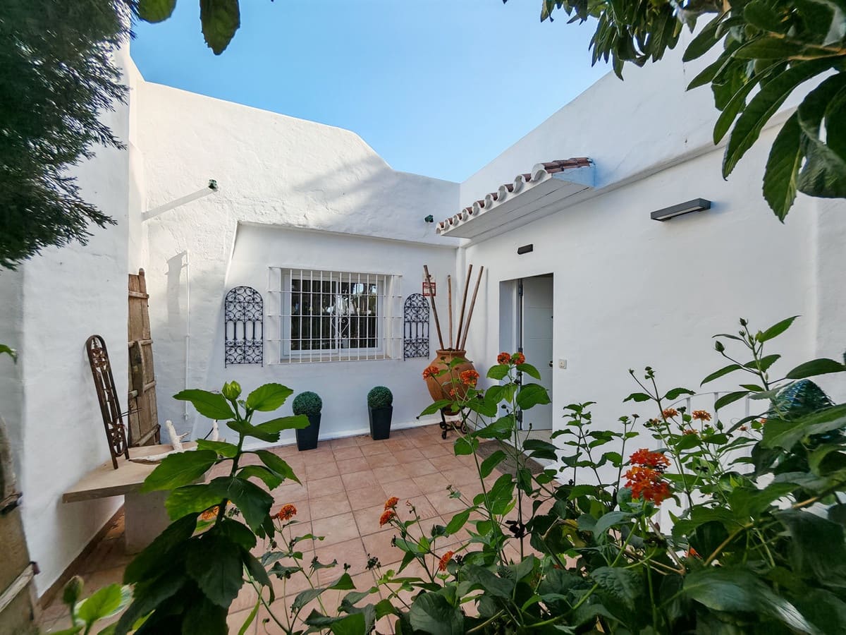 3 slaapkamer Villa te koop in Las Chapas met zwembad - € 795.000 (Ref: 9301259)