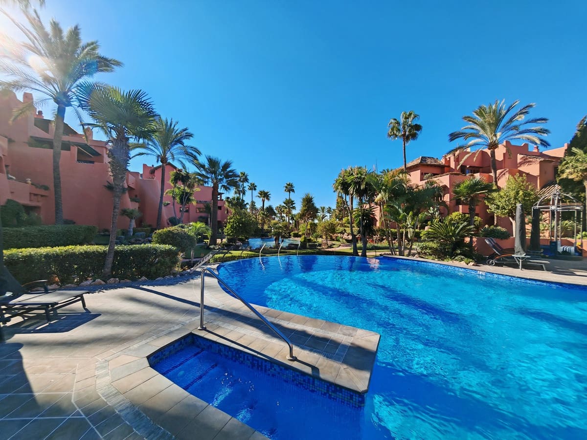 3 chambre Appartement à vendre à Estepona avec piscine garage - 1 525 000 € (Ref: 9347317)