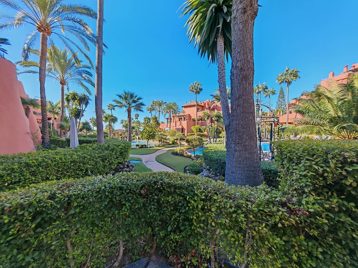 3 chambre Appartement à vendre à Estepona avec piscine garage - 1 525 000 € (Ref: 9347317)