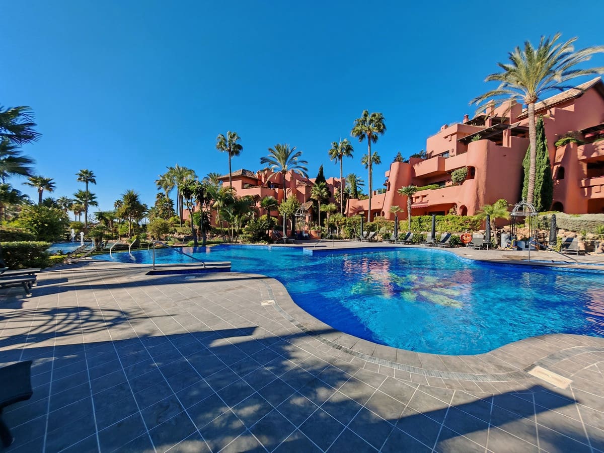 3 sovrum Lägenhet till salu i Estepona med pool garage - 1 525 000 € (Ref: 9347317)