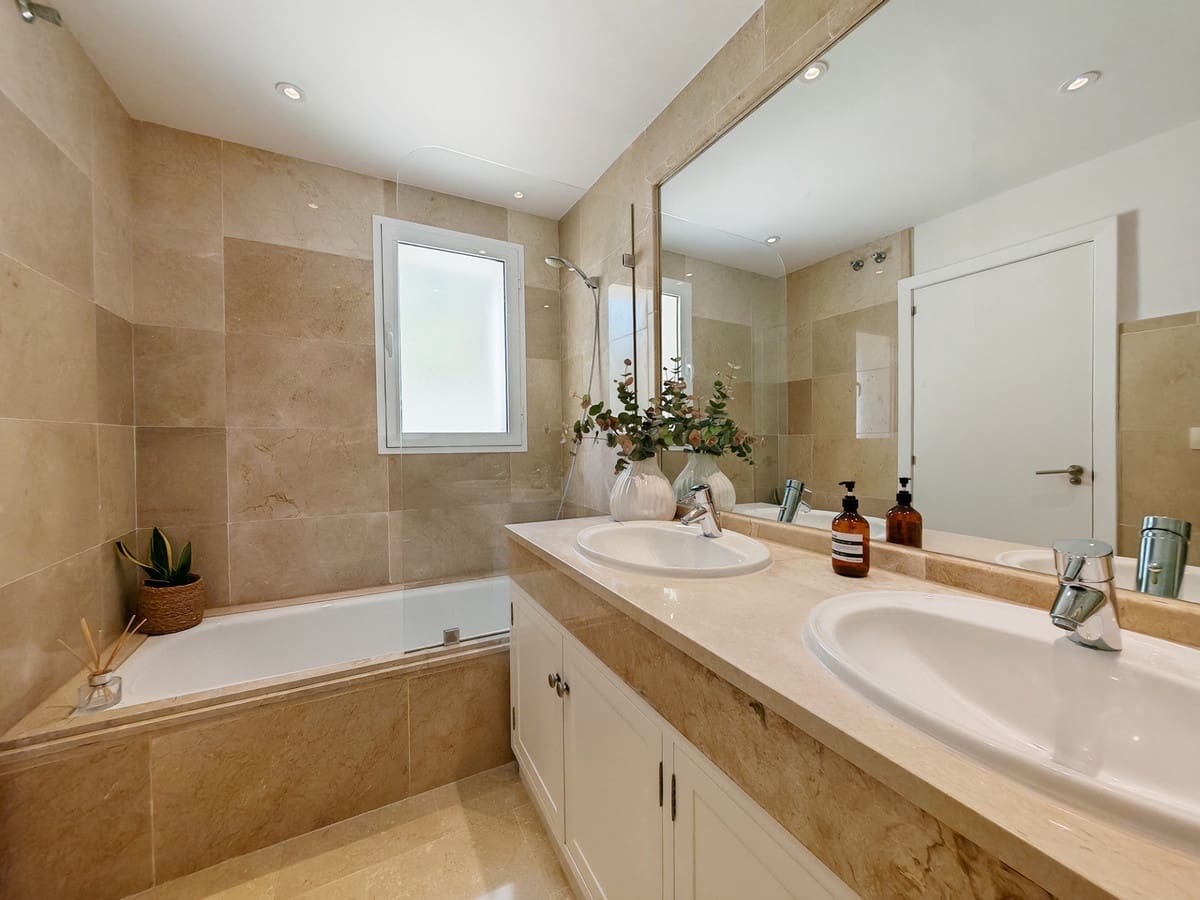 3 bedroom Apartment for sale in La Mairena with pool garage - € 530,000 (Ref: 9368928)