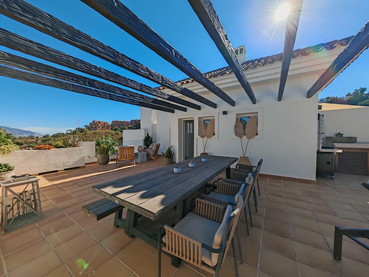 3 bedroom Apartment for sale in La Mairena with pool garage - € 530,000 (Ref: 9368928)