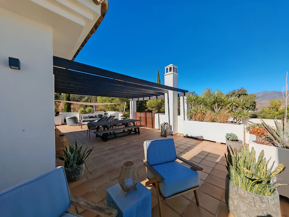 3 bedroom Apartment for sale in La Mairena with pool garage - € 530,000 (Ref: 9368928)