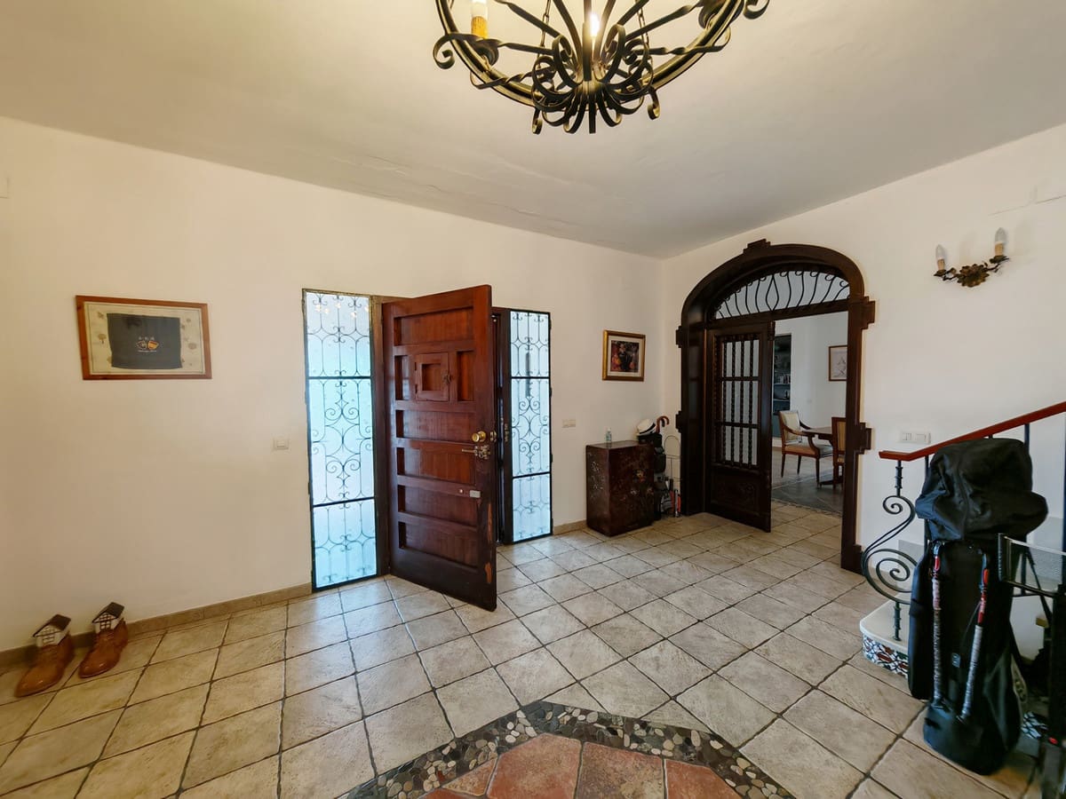 12 slaapkamer Villa te koop in Marbella met zwembad garage - € 1.900.000 (Ref: 9371990)