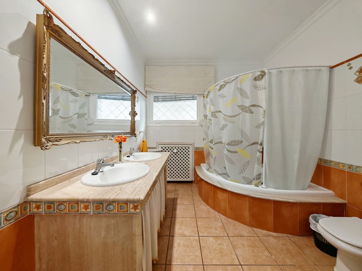 12 slaapkamer Villa te koop in Marbella met zwembad garage - € 1.900.000 (Ref: 9371990)