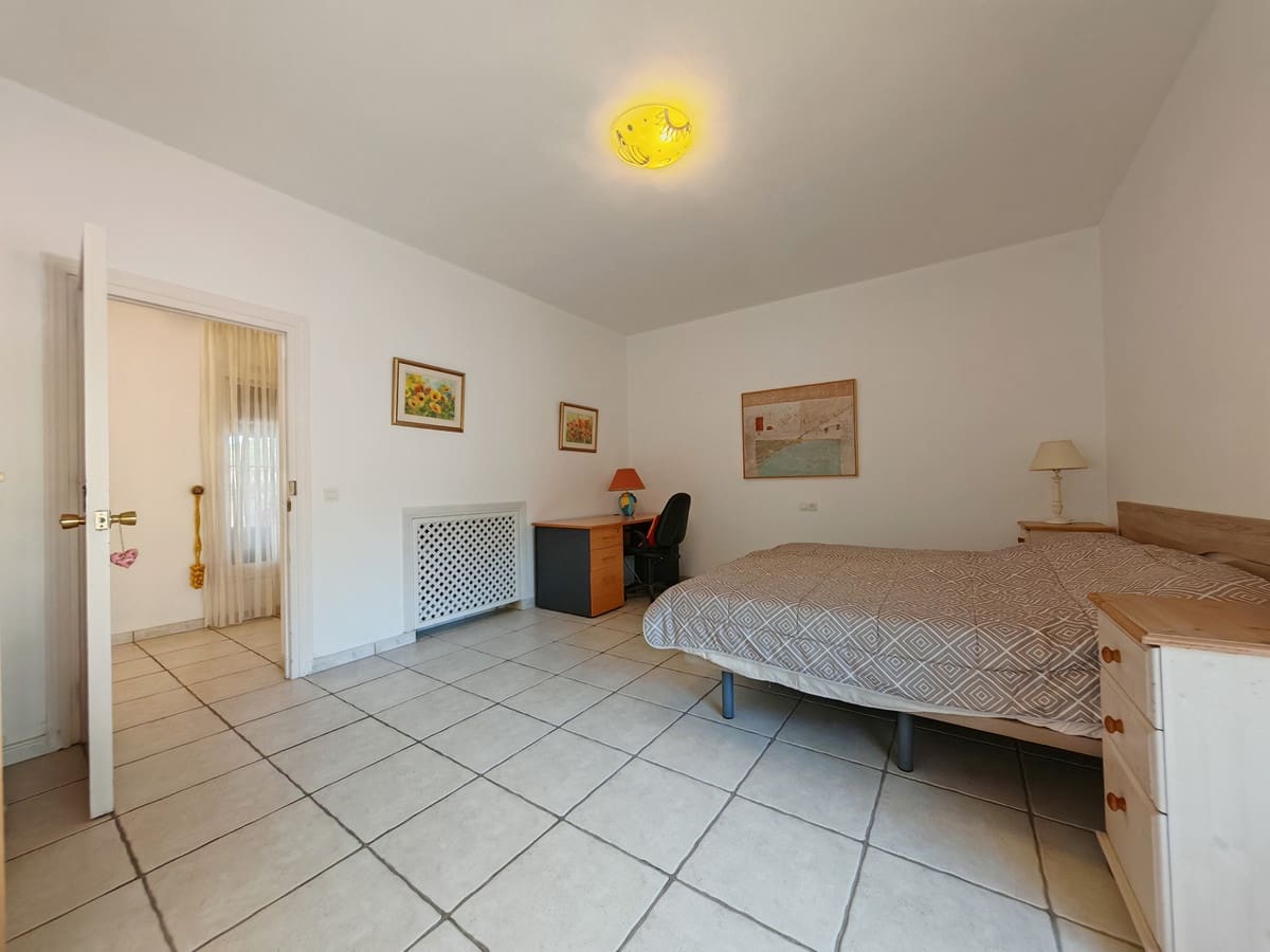 12 slaapkamer Villa te koop in Marbella met zwembad garage - € 1.900.000 (Ref: 9371990)