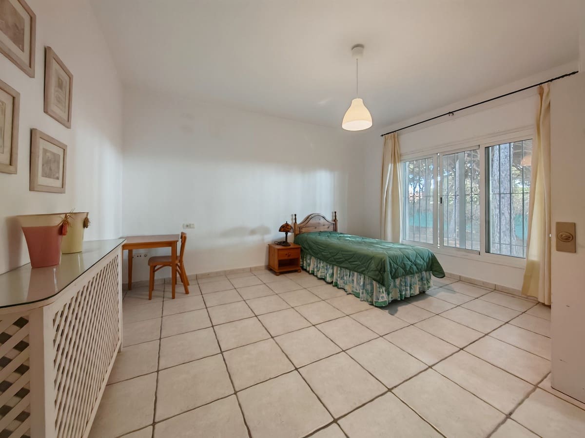 12 slaapkamer Villa te koop in Marbella met zwembad garage - € 1.900.000 (Ref: 9371990)