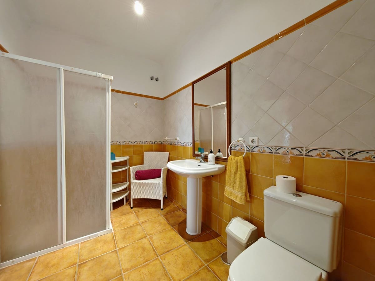 12 slaapkamer Villa te koop in Marbella met zwembad garage - € 1.900.000 (Ref: 9371990)