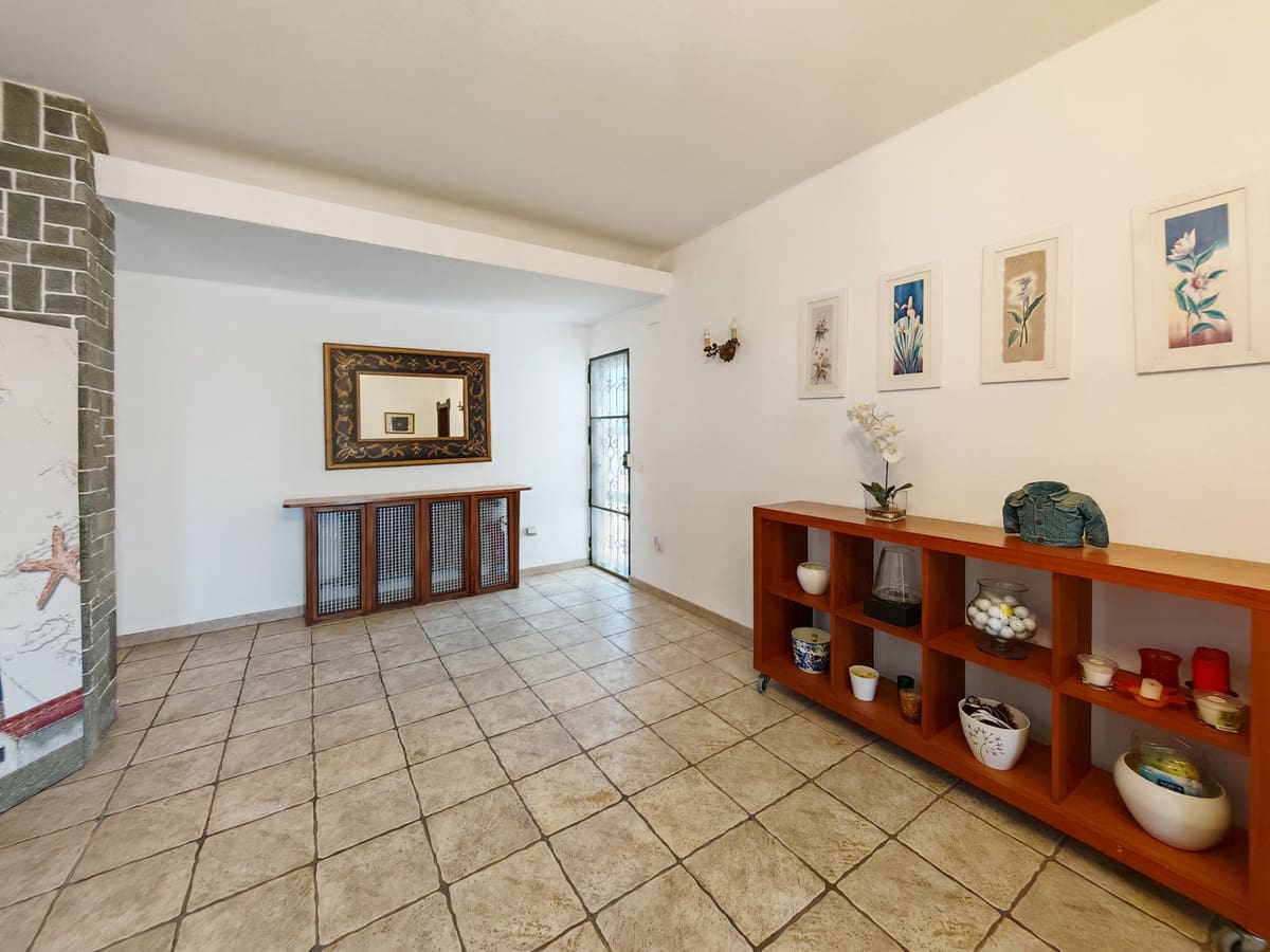 12 slaapkamer Villa te koop in Marbella met zwembad garage - € 1.900.000 (Ref: 9371990)