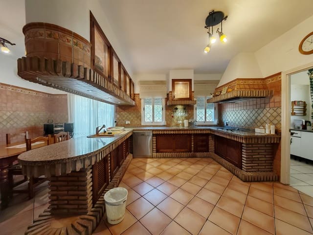 12 makuuhuone Huvila myytävänä paikassa Marbella mukana uima-altaan 
autotalli - 1 900 000 € (Ref: 9371990)