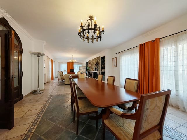 12 sypialnia Willa na sprzedaż w Marbella z basenem garażem - 1 900 000 € (Ref: 9371990)