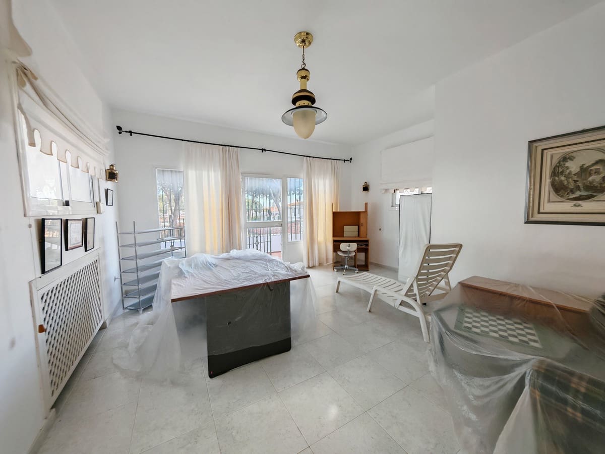 12 bedroom Villa for sale in Marbella with pool garage - € 1,900,000 (Ref: 9371990)