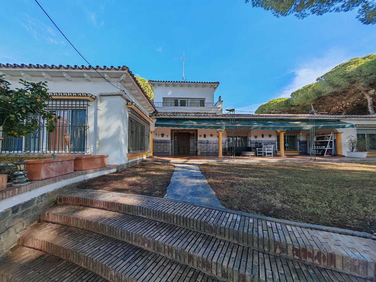 12 bedroom Villa for sale in Marbella with pool garage - € 1,900,000 (Ref: 9371990)