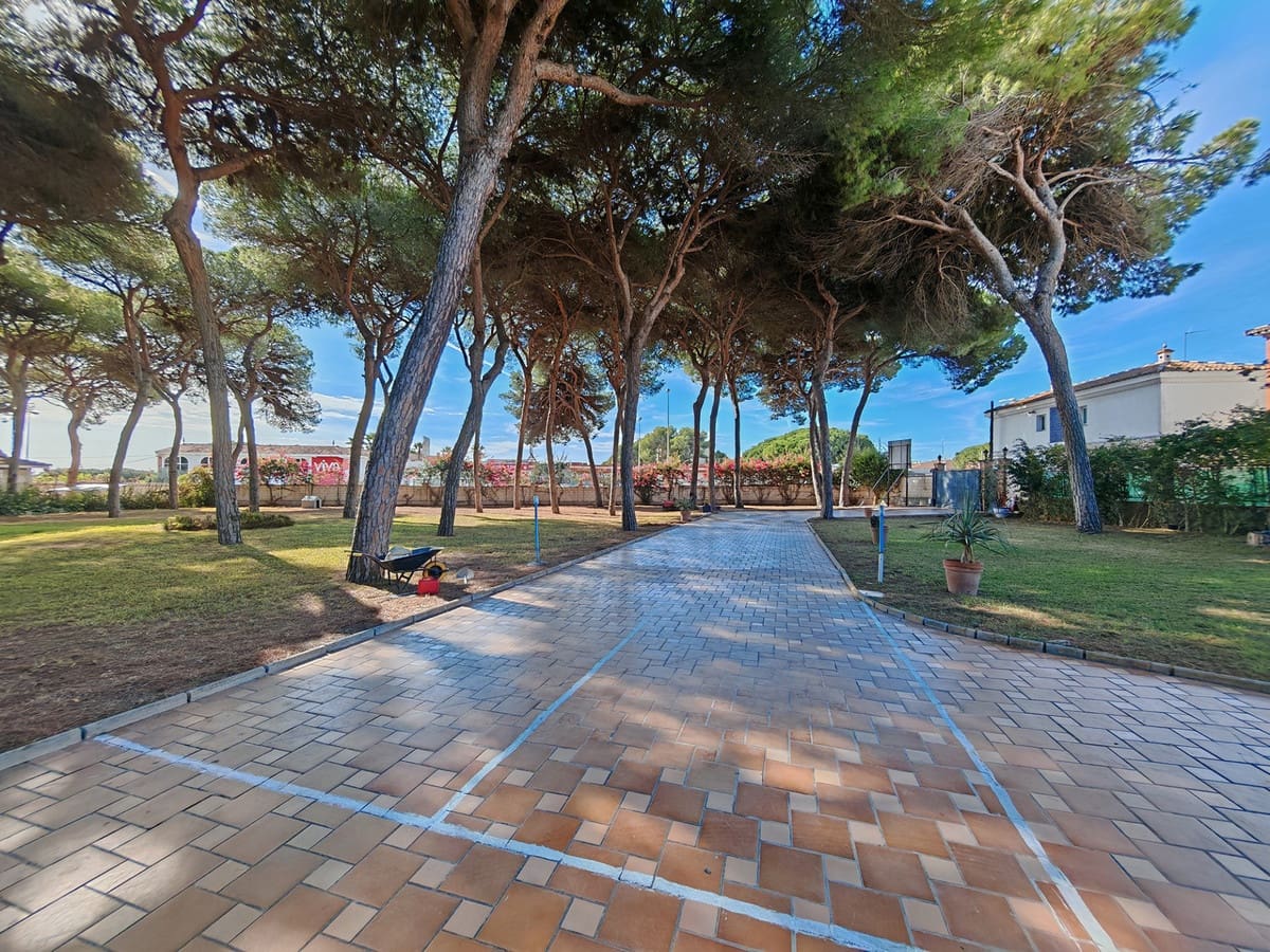 12 bedroom Villa for sale in Marbella with pool garage - € 1,900,000 (Ref: 9371990)