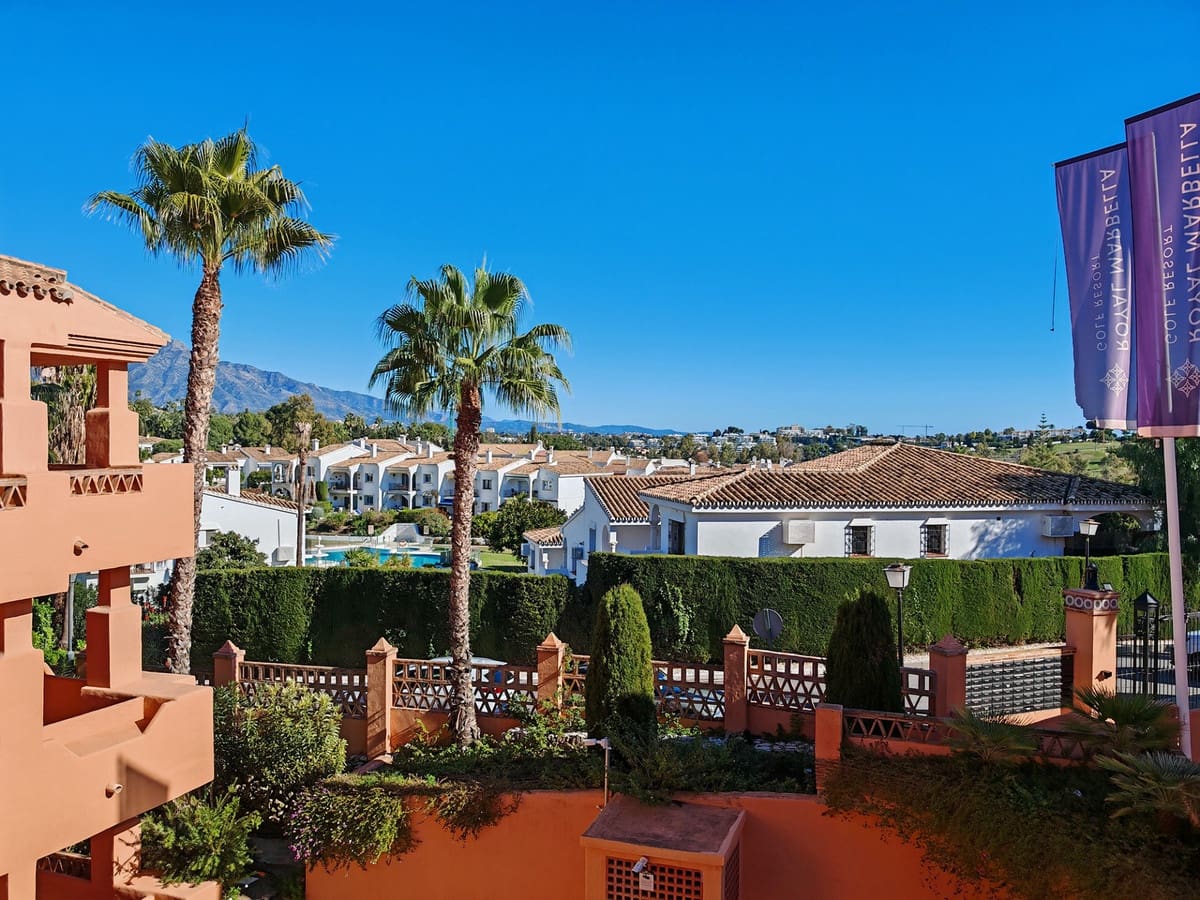 2 bedroom Apartment for sale in El Paraiso with pool garage - € 325,000 (Ref: 9387863)