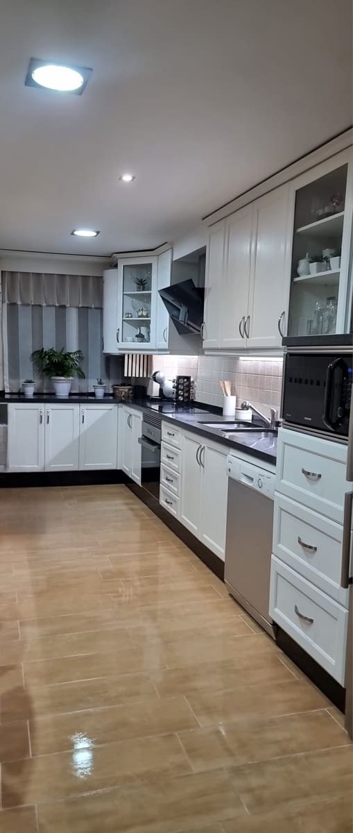 4 sypialnia Penthouse na sprzedaż w Estepona z garażem - 449 000 € (Ref: 9398768)