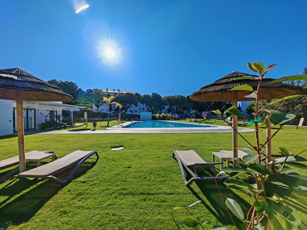 2 Zimmer Apartment zu verkaufen in Estepona mit Pool Garage - 445.000 € (Ref: 9411232)