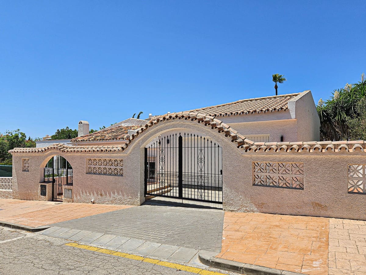 4 slaapkamer Villa te koop in Riviera del Sol met zwembad garage - € 1.100.000 (Ref: 9431253)