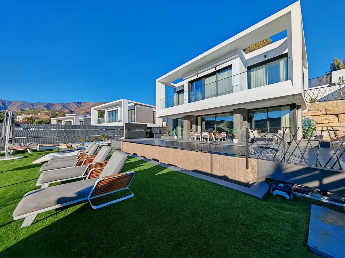 4 soverom Villa til salgs i Estepona med svømmebasseng garasje - € 1 590 000 (Ref: 9440593)