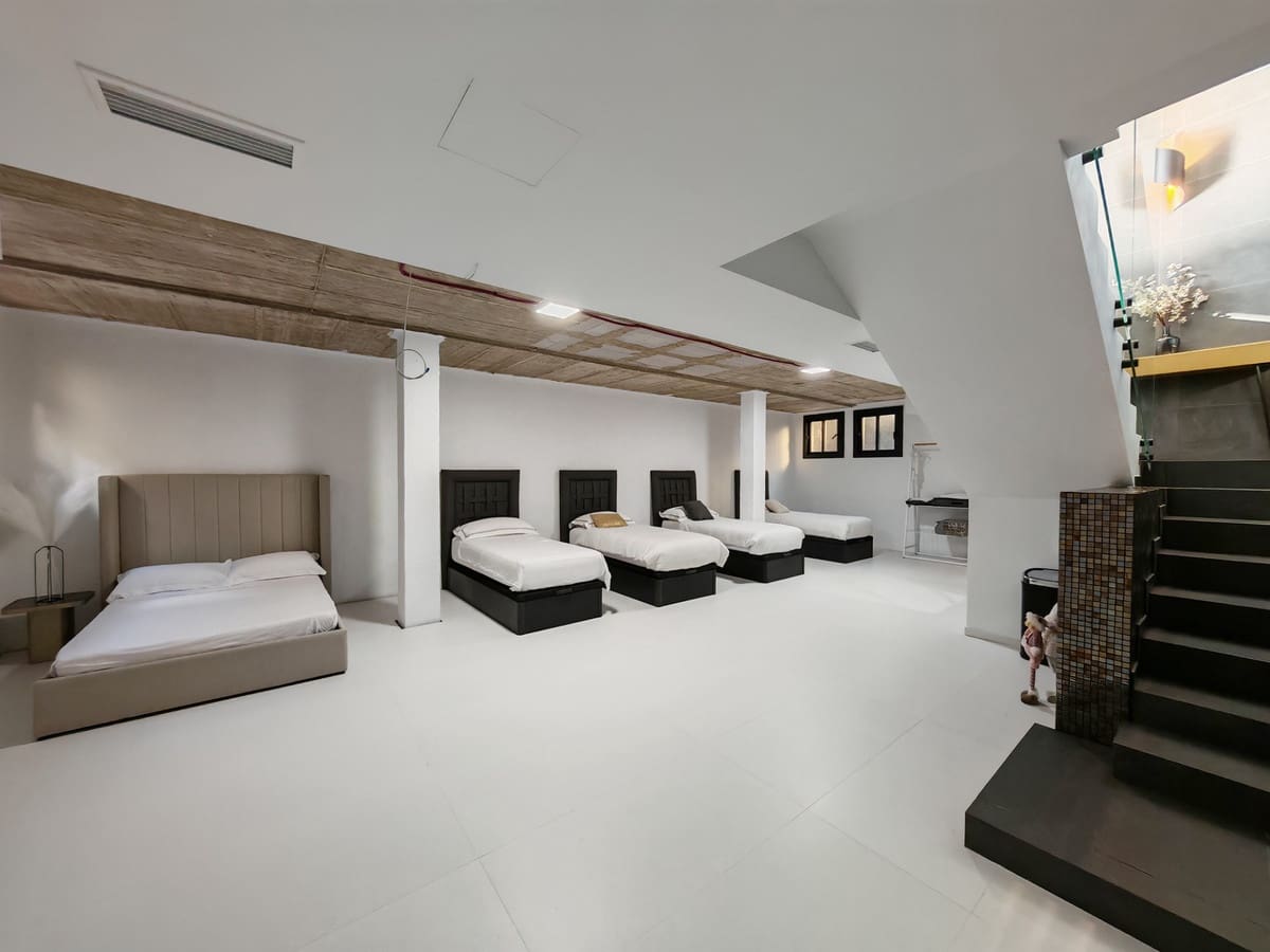 4 bedroom Villa for sale in Estepona with pool garage - € 1,400,000 (Ref: 9440593)