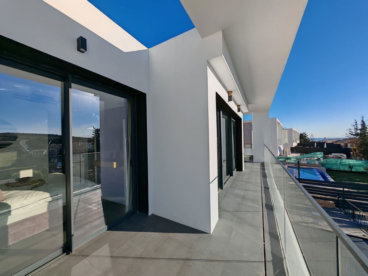 4 bedroom Villa for sale in Estepona with pool garage - € 1,400,000 (Ref: 9440593)