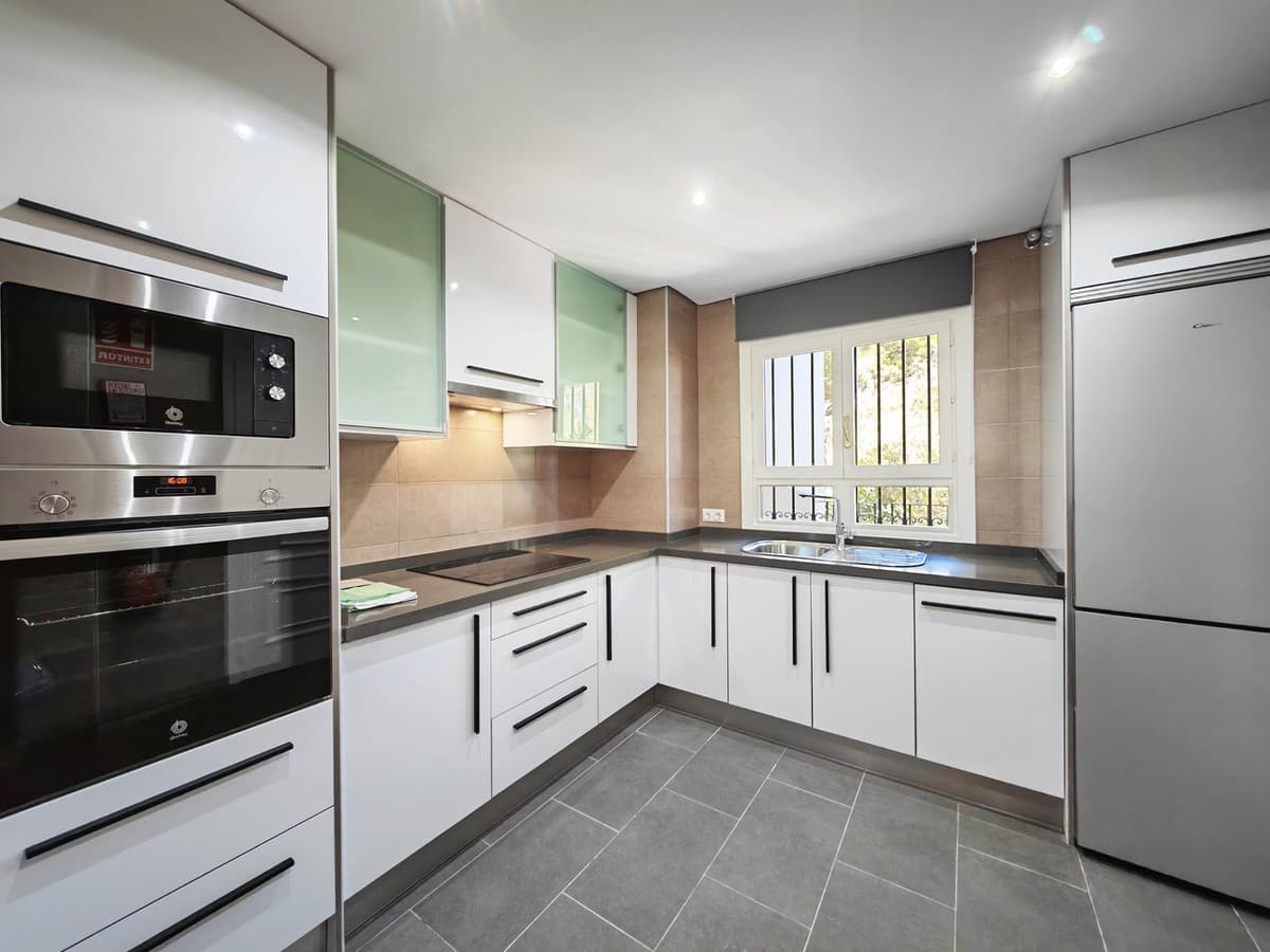 2 slaapkamer Appartement te huur in Cabopino met zwembad garage - € 2.500 (Ref: 9453526)