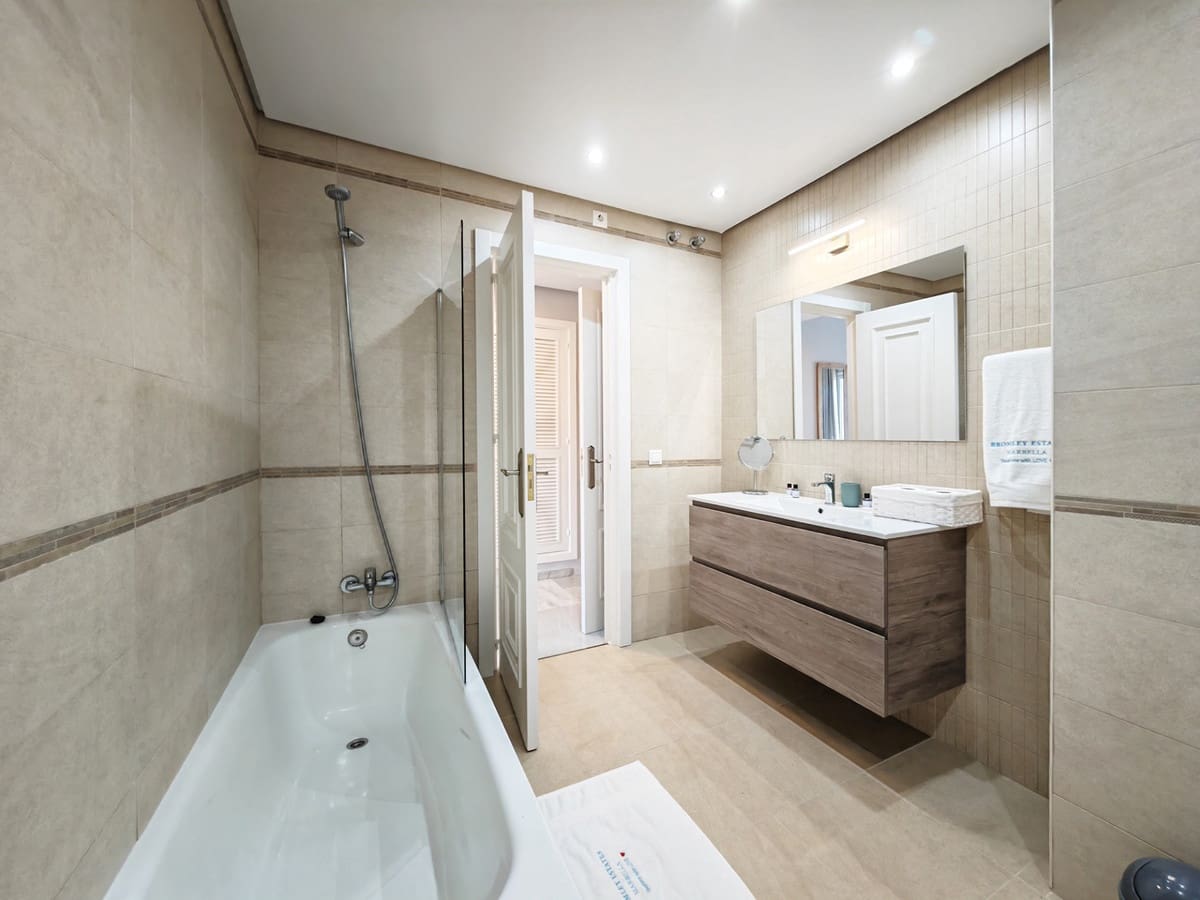 2 slaapkamer Appartement te huur in Cabopino met zwembad garage - € 2.500 (Ref: 9453526)