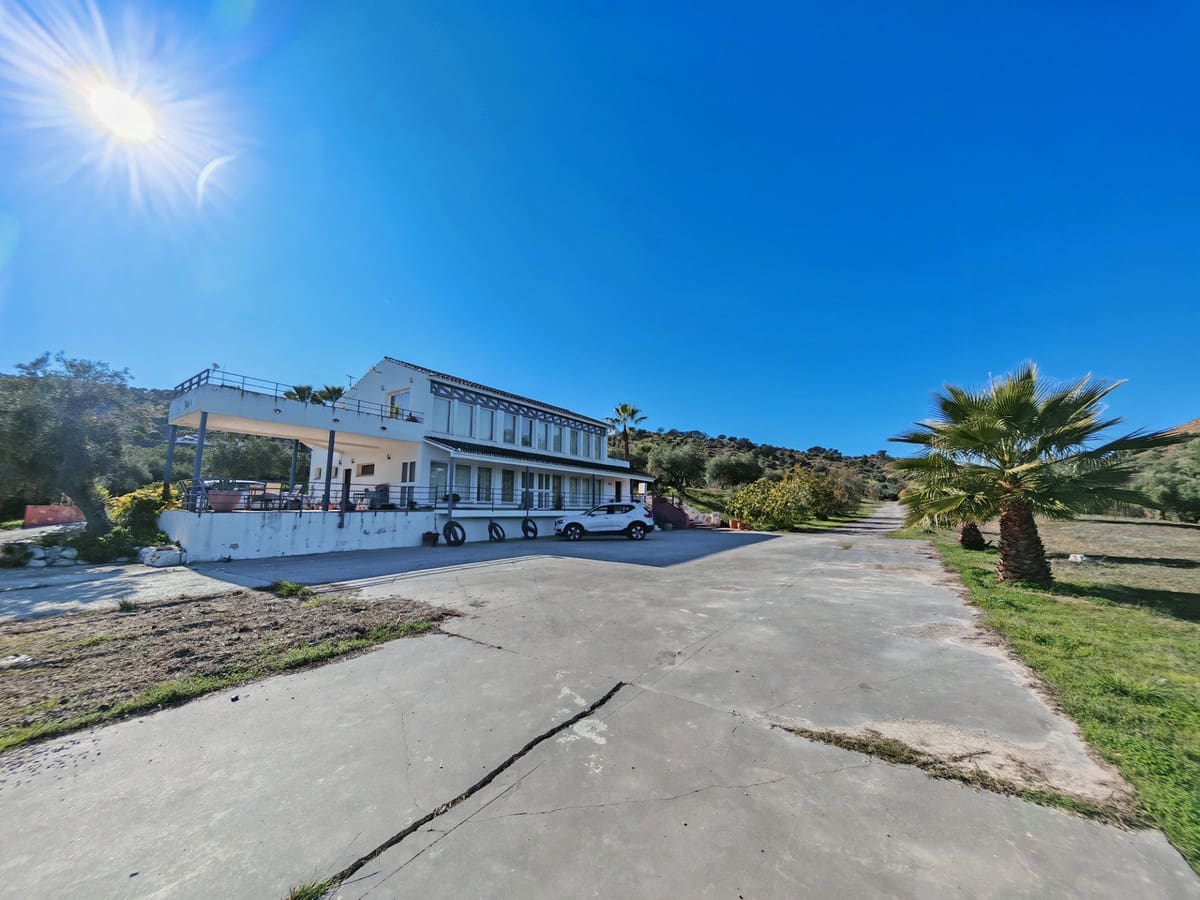 4 sypialnia Finka/Dom wiejski na sprzedaż w Coin z basenem garażem - 2 800 000 € (Ref: 9462040)