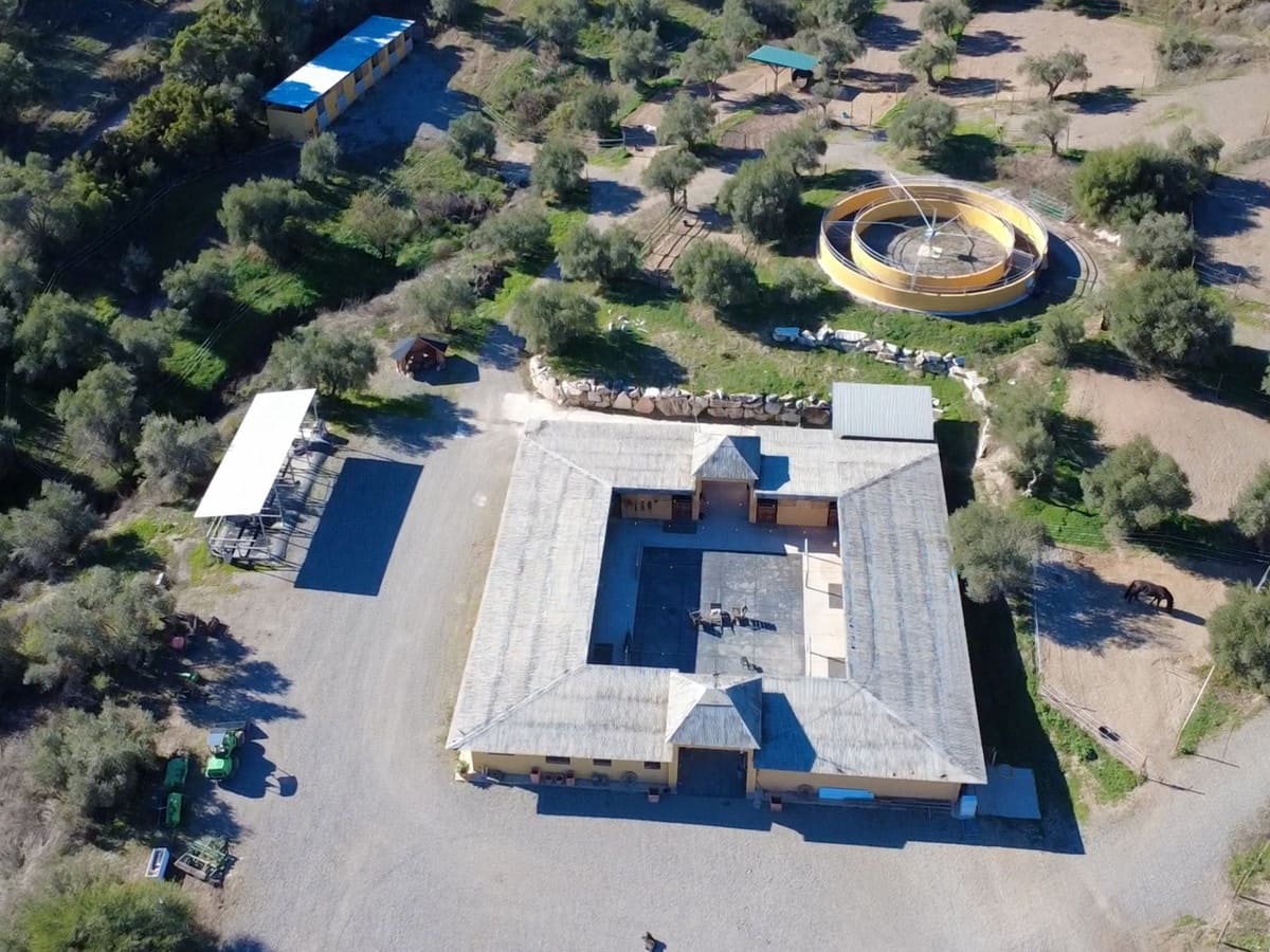 4 sypialnia Finka/Dom wiejski na sprzedaż w Coin z basenem garażem - 2 800 000 € (Ref: 9462040)