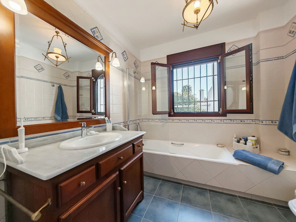 5 soverom Villa til salgs i Mijas Golf med svømmebasseng garasje - € 1 125 000 (Ref: 9502668)