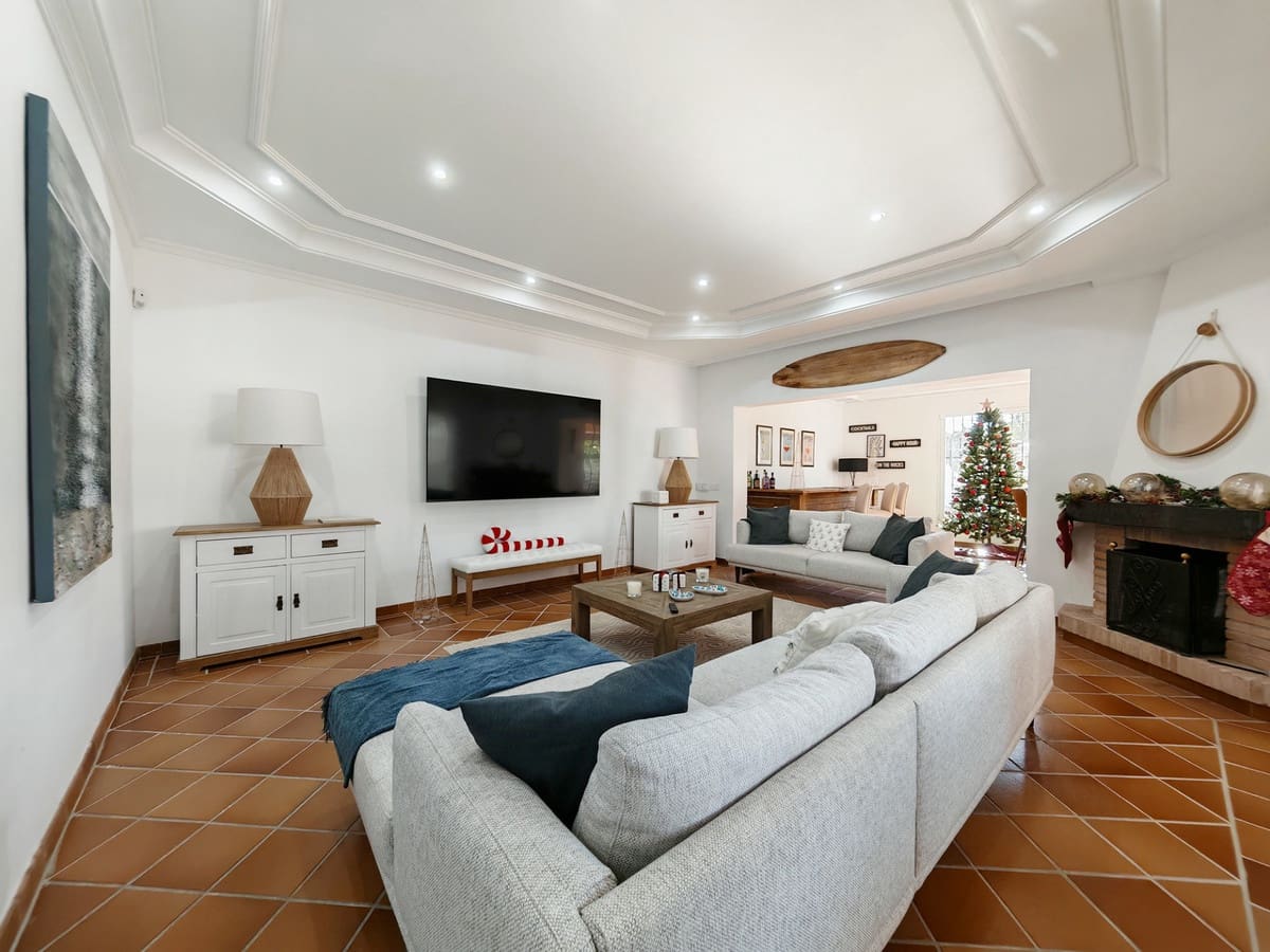 5 soverom Villa til salgs i Las Chapas med svømmebasseng garasje - € 2 350 000 (Ref: 9502669)