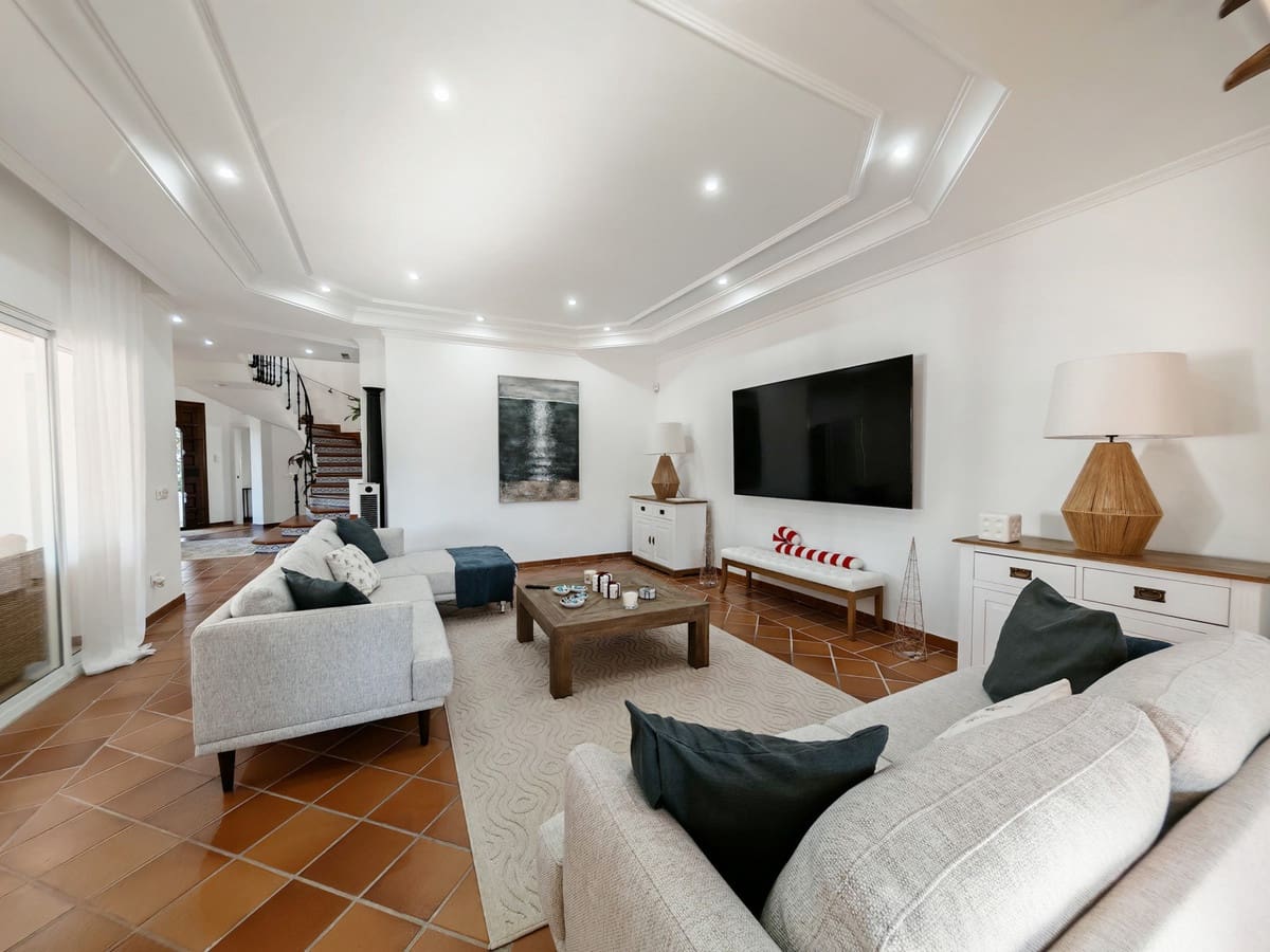 5 soverom Villa til salgs i Las Chapas med svømmebasseng garasje - € 2 350 000 (Ref: 9502669)