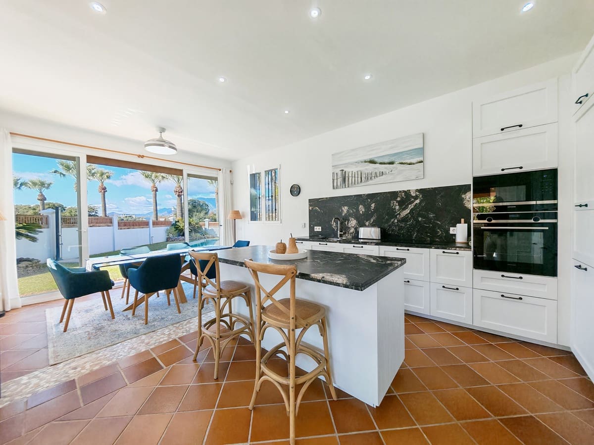 5 soverom Villa til salgs i Las Chapas med svømmebasseng garasje - € 2 350 000 (Ref: 9502669)