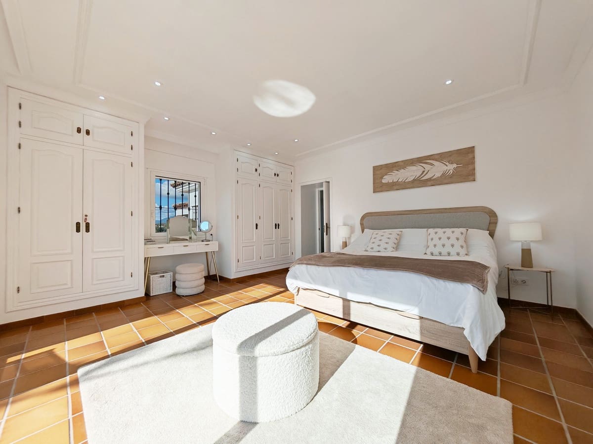 5 soverom Villa til salgs i Las Chapas med svømmebasseng garasje - € 2 350 000 (Ref: 9502669)