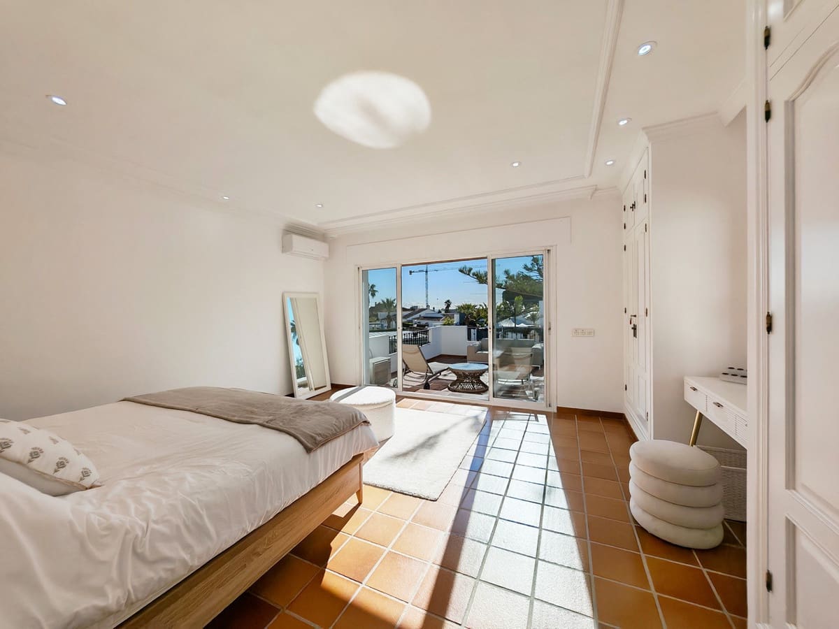 5 soverom Villa til salgs i Las Chapas med svømmebasseng garasje - € 2 350 000 (Ref: 9502669)