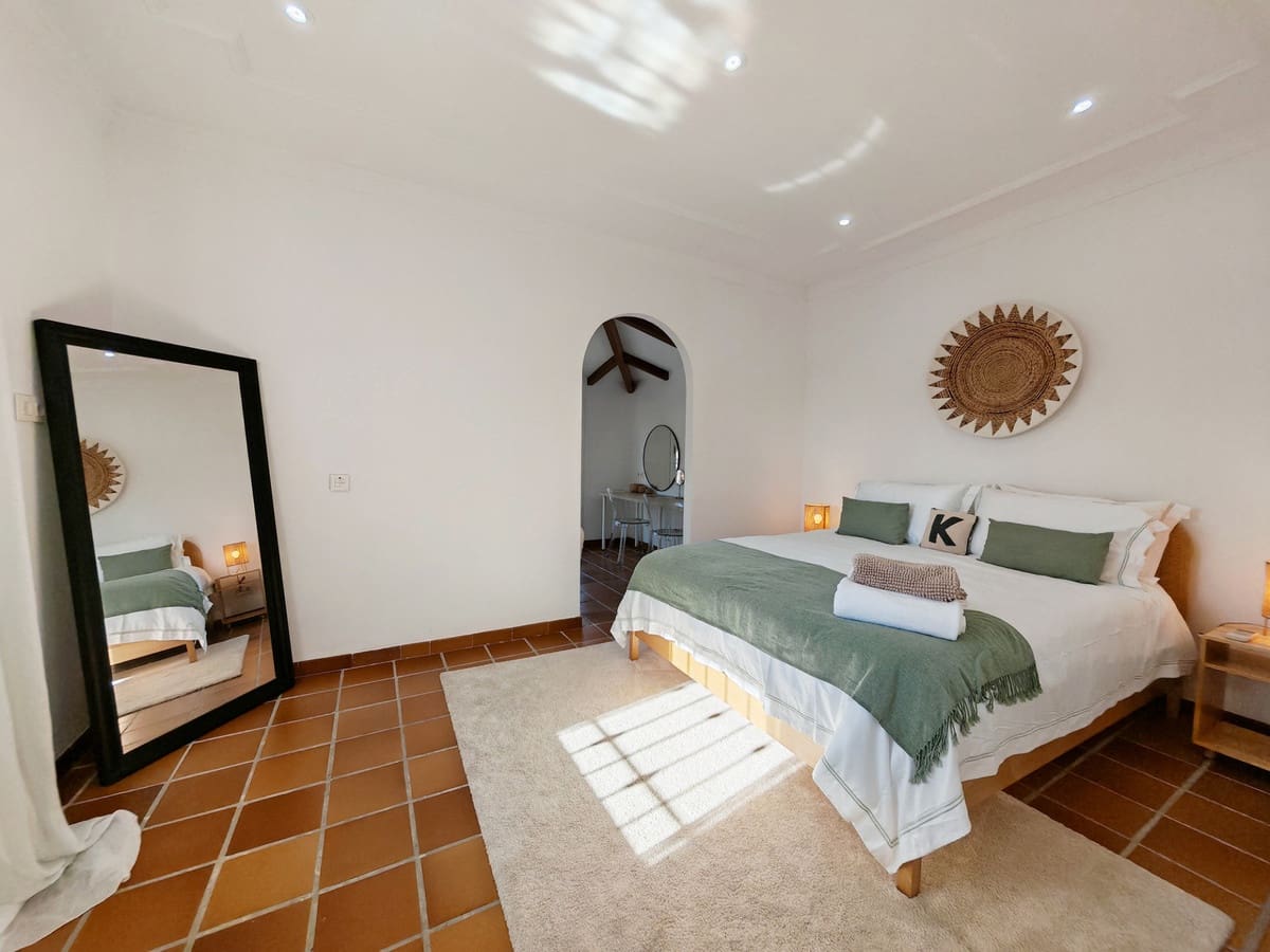 5 soverom Villa til salgs i Las Chapas med svømmebasseng garasje - € 2 350 000 (Ref: 9502669)