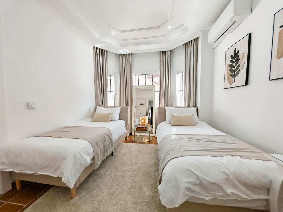 5 soverom Villa til salgs i Las Chapas med svømmebasseng garasje - € 2 350 000 (Ref: 9502669)