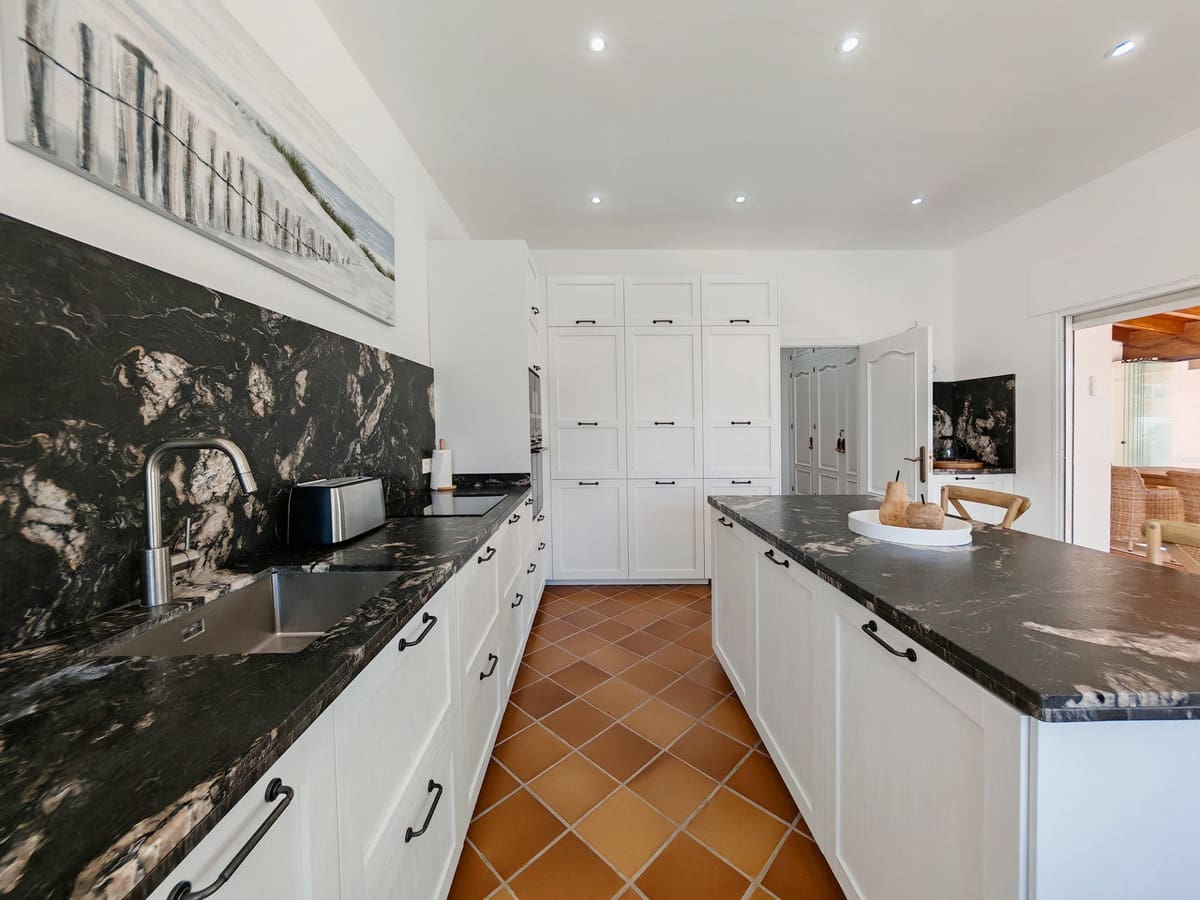 5 soverom Villa til salgs i Las Chapas med svømmebasseng garasje - € 2 350 000 (Ref: 9502669)