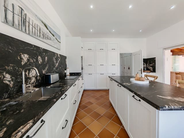 5 soverom Villa til salgs i Las Chapas, Marbella med svømmebasseng garasje - € 2 350 000 (Ref: 9502669)