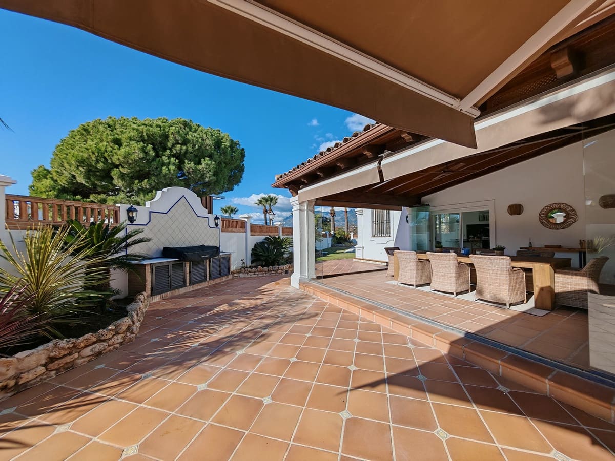 5 soverom Villa til salgs i Las Chapas med svømmebasseng garasje - € 2 350 000 (Ref: 9502669)