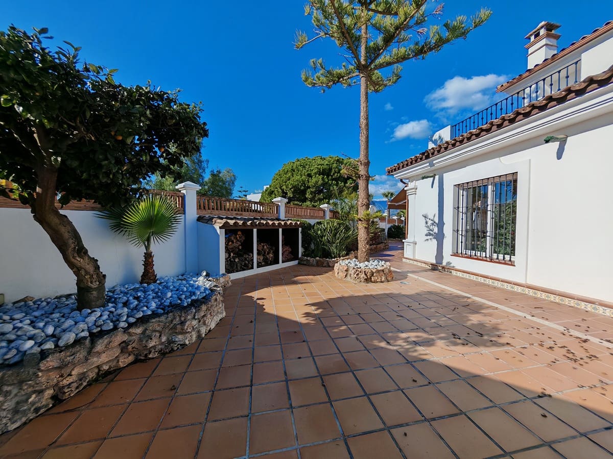 5 soverom Villa til salgs i Las Chapas med svømmebasseng garasje - € 2 350 000 (Ref: 9502669)