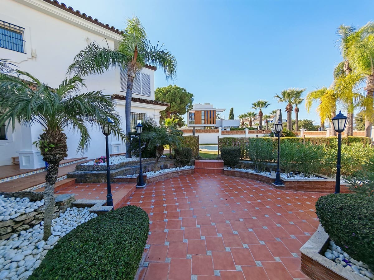 5 soverom Villa til salgs i Las Chapas med svømmebasseng garasje - € 2 350 000 (Ref: 9502669)