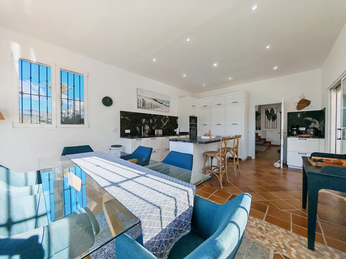 5 sypialnia Willa na sprzedaż w Las Chapas z basenem garażem - 2 350 000 € (Ref: 9502669)