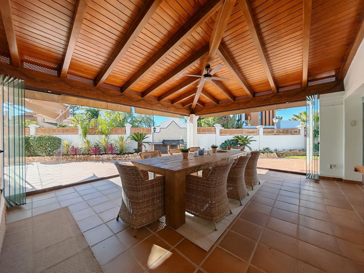 5 sypialnia Willa na sprzedaż w Las Chapas z basenem garażem - 2 350 000 € (Ref: 9502669)